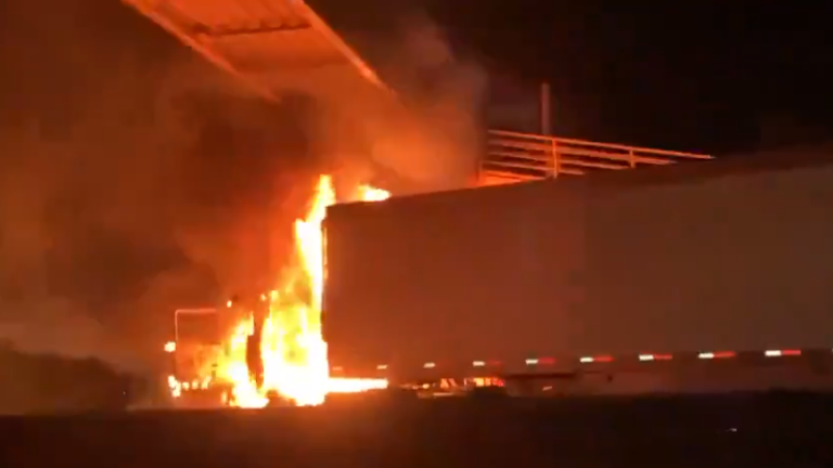 Durante la jornada violenta en Tabasco, al menos 15 vehículos fueron incendiados.