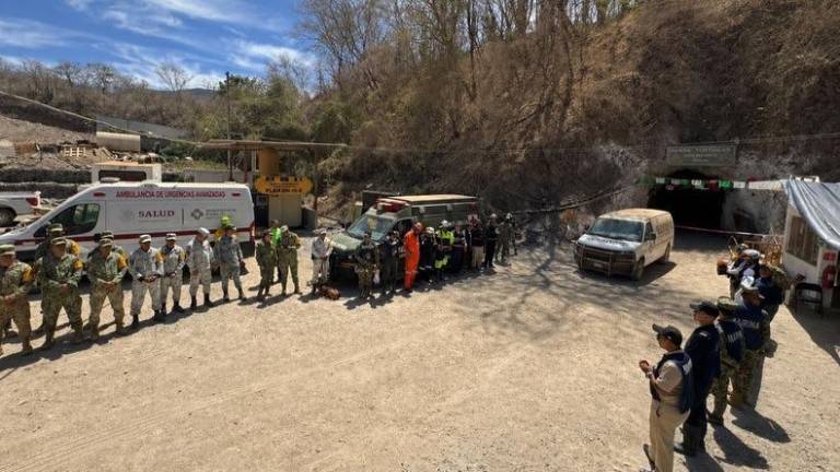 Elementos federales realizaron la extracción del último minero atrapado tras derrumbe en Rosario.