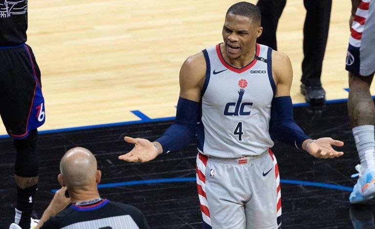 Por lesión en el tobillo, Russell Westbrook es duda para juego 3 ante Filadelfia