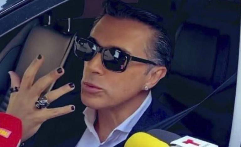 Critican a Sergio Mayer por lucir aretes y uñas pintadas