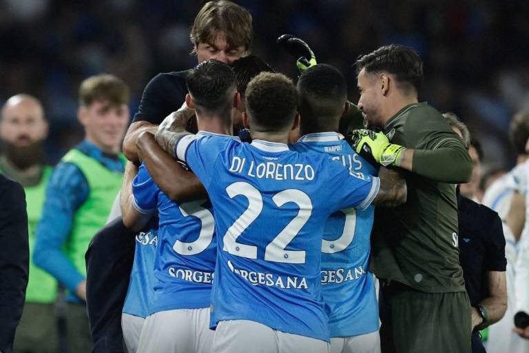 Lucca y Spinazzola dan el liderato al Nápoles ante el Pisa