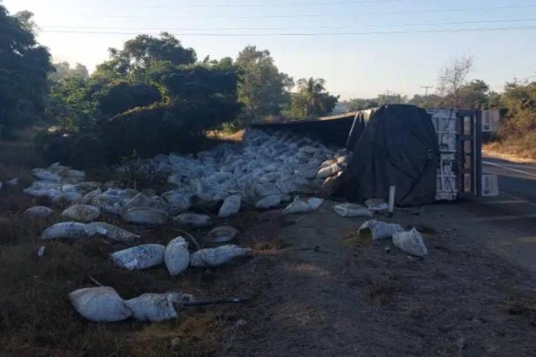 Tráiler vuelca en curva de salida de la Autopista Mazatlán-Culiacán