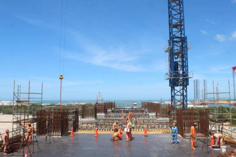 SENER impugna amparos de juez para industria eléctrica; AMLO amaga con reforma de energía