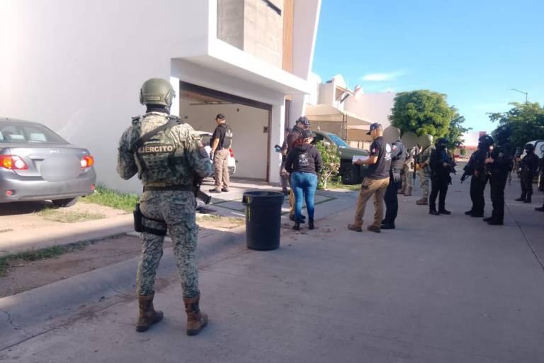 Aseguran otro vehículo y más armas tras cateo a domicilio de Stanza Cantabria, en Culiacán