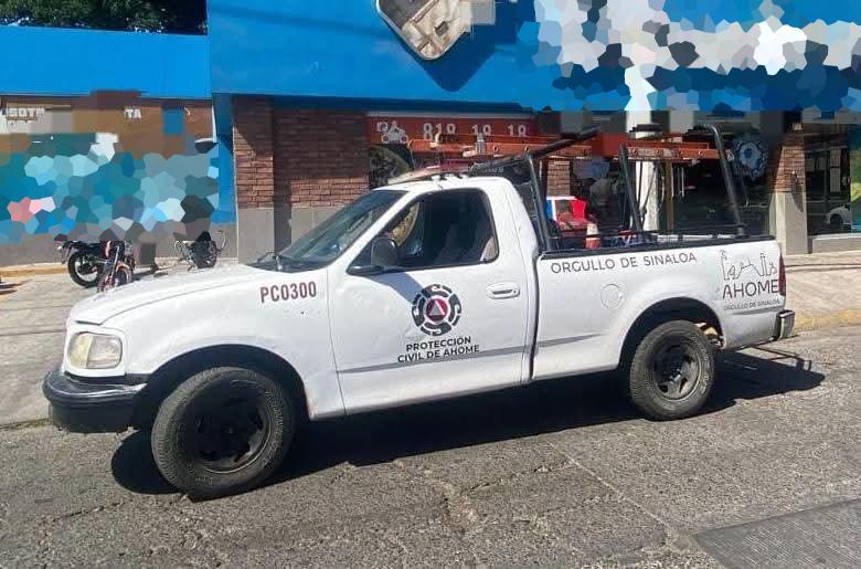 $!Colapsa anuncio luminoso de un negocio y lesiona a mujer en Los Mochis