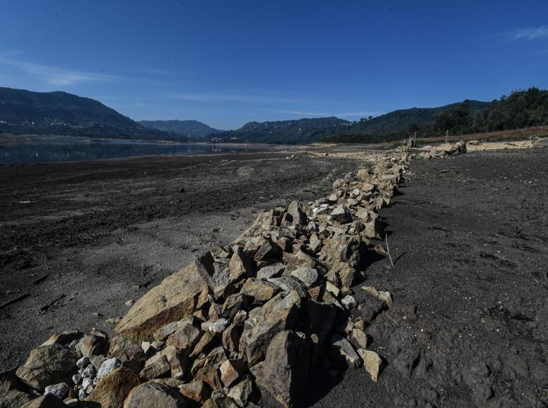 $!La Alcaldía de Bogotá hizo un llamado a la ciudadanía a hacer uso razonable del agua para superar los efectos del fenómeno El Niño, luego de varias semanas de sequía en las zonas de los embalses.