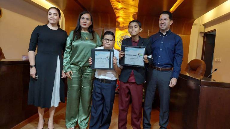 El TEESIN entregó reconocimientos a niños de Culiacán ganadores del Tribunal Electoral Infantil.