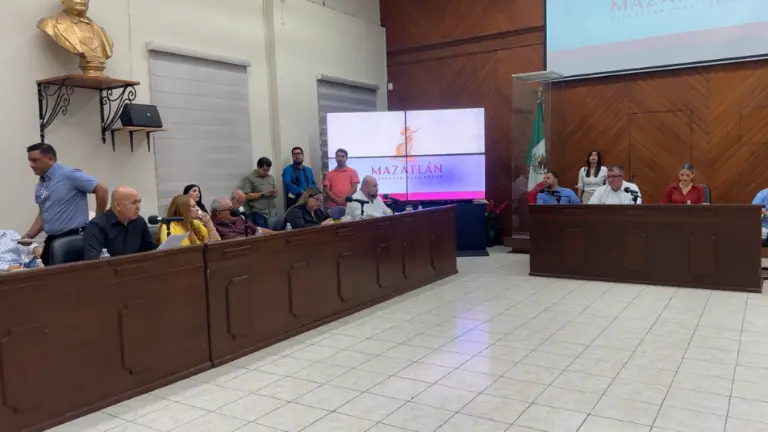 Comparecencia del Tesorero Municipal de Mazatlán, Julio César Ramos Robledo, en la sesión de Cabildo.