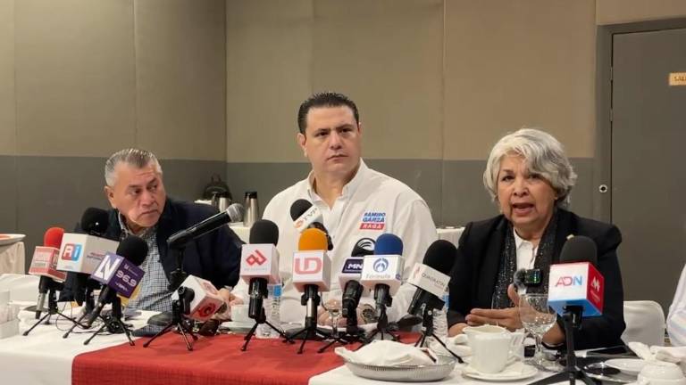 Conferencia de prensa de los dirigentes municipales del PRD, PRI y PAN.