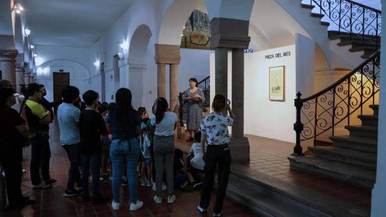 Inna Teresa Álvarez explicó la relevancia del autor, durante la inauguración de la Pieza del Mes.