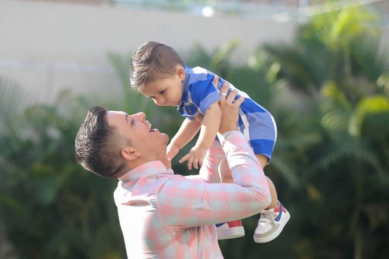 Eduardo Loaiza, vocalista de Los Recoditos, divide sus días entre los escenarios y su rol de padre