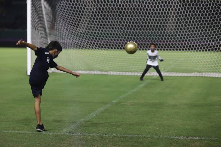 Inauguración de la Copa Mazatlán de Futbol llena el Kraken de algarabía