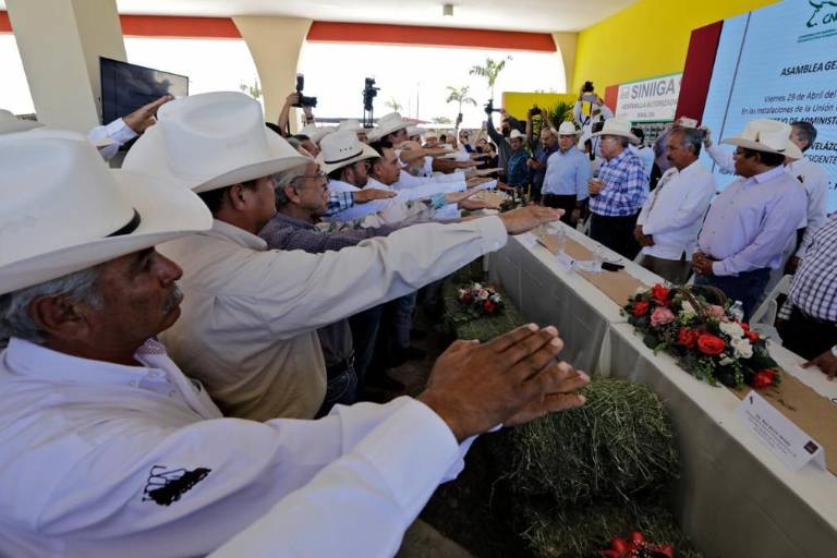 Rocha Moya refrenda compromiso con ganaderos en toma de protesta de presidente de la Unión Ganadera Regional de Sinaloa