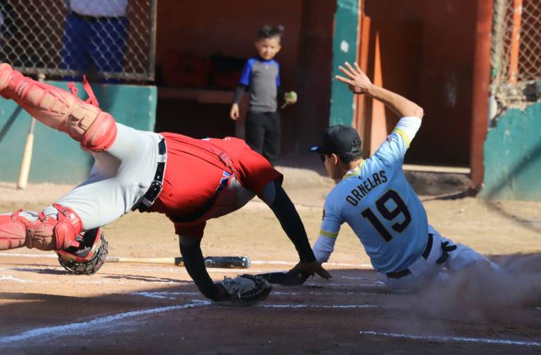 Familia Kelly pierde su calidad de invicto en Liga Meseros