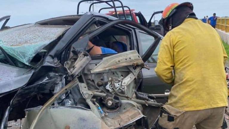 Socorristas de Cruz Roja, Bomberos y Protección Civil de Elota se trasladaron al lugar para auxiliar a la conductora.