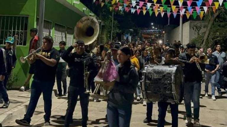 La fiesta inició con una procesión a media noche con la imagen peregrina acompañada de la música de banda por las principales calles de la comunidad.