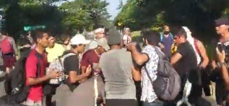 Migrantes se enfrentan a operativo de la Guardia Nacional antes de llegar a Tonalá, Chiapas