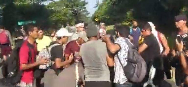 Migrantes se enfrentan a operativo de la Guardia Nacional antes de llegar a Tonalá, Chiapas