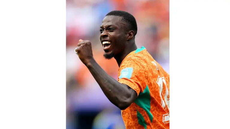 Nicolas Pépé marca doblete.