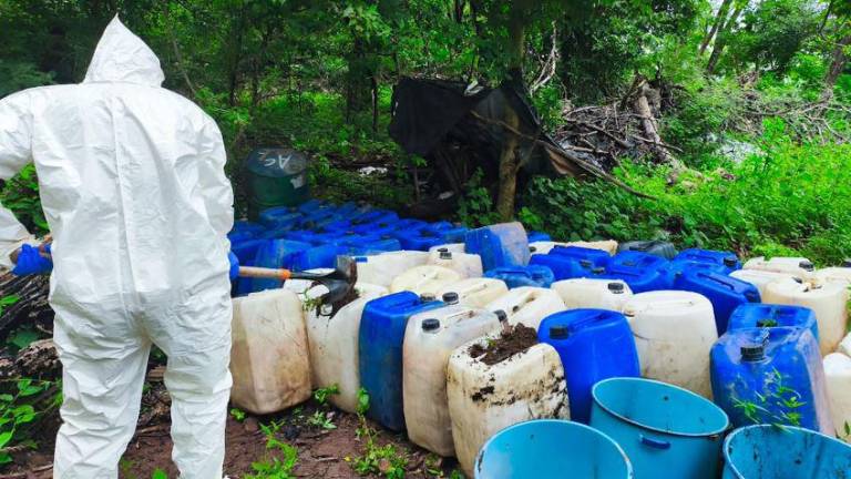 Ejército aseguró químicos y materiales usados en la producción de drogas sintéticas en Culiacán.