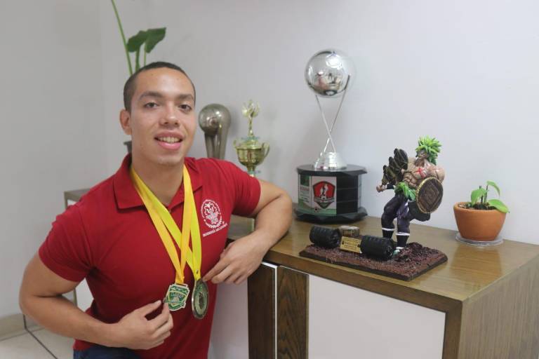 Impone powerlifter mazatleco cuatro récords nacionales