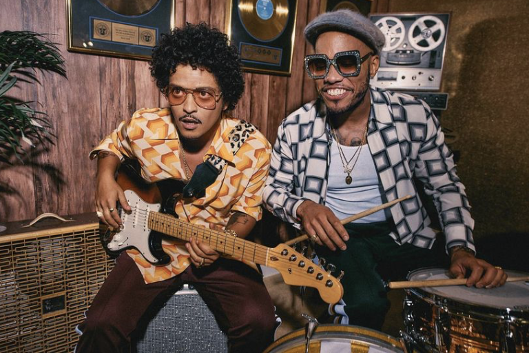 Silk Sonic, conformado por Bruno Mars y Anderson .Paak lanzan el tema ‘Skate’