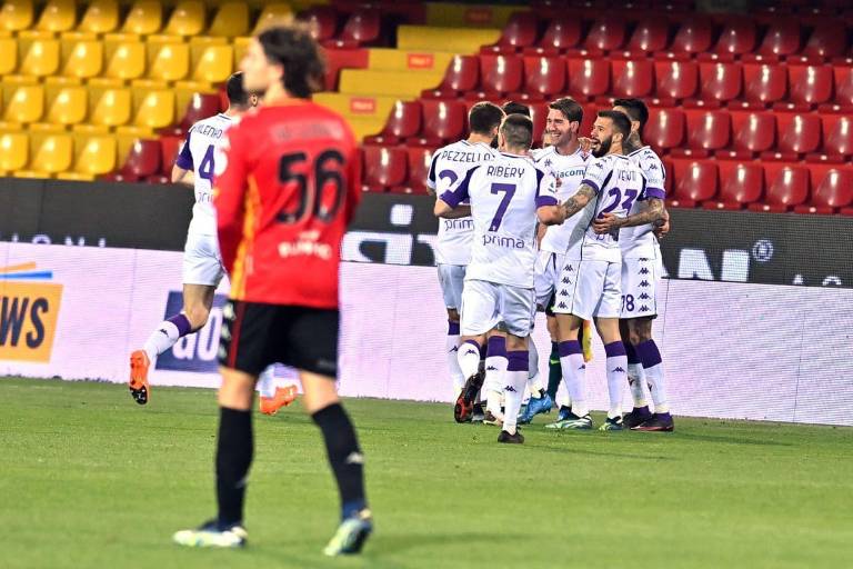 Dusan Vlahovic sostiene a la Fiorentina ante el Benevento