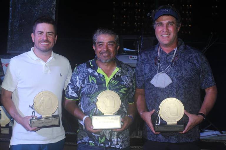 Disfrutan mazatlecos y turistas de la fiesta golfista