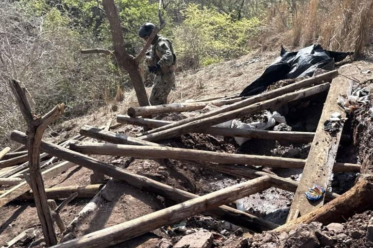 Marina desmantela dos campamentos y asegura droga, cartuchos y equipo táctico en Escuinapa