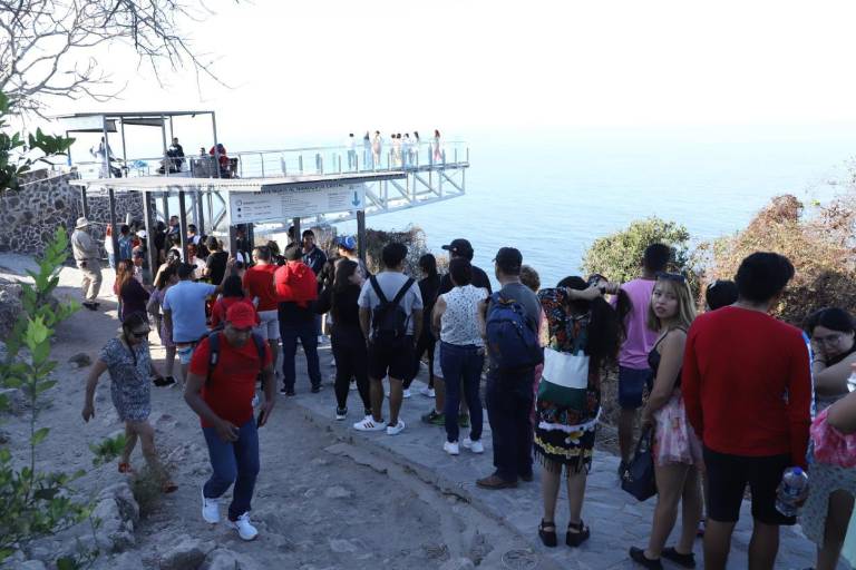 Carnaval atrae a cientos de visitantes al faro de Mazatlán