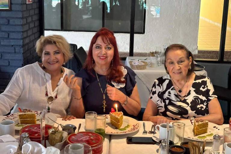 Damas voluntarias de Cruz Roja festejan a tres cumpleañeras