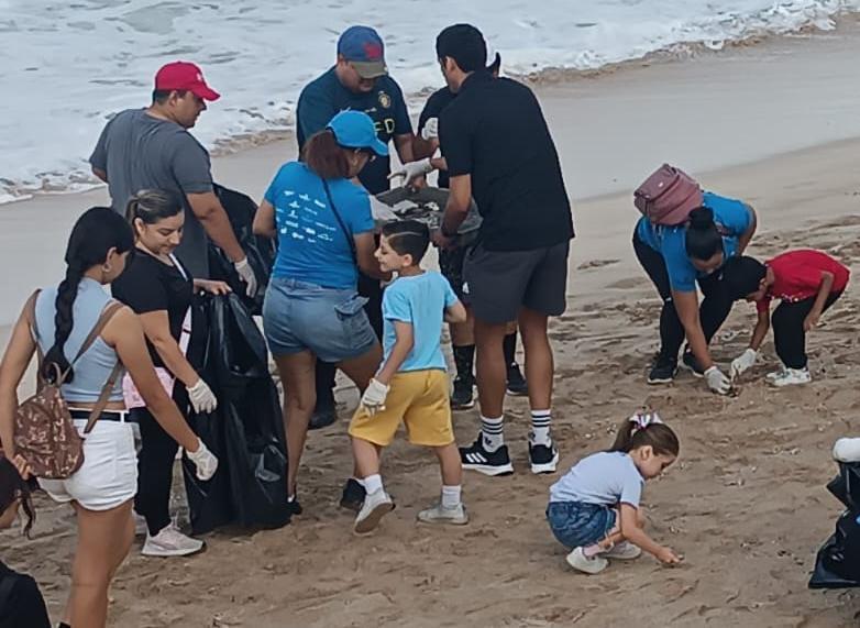 $!Ciudadanos y organizaciones se unen para limpiar las playas del malecón de Mazatlán
