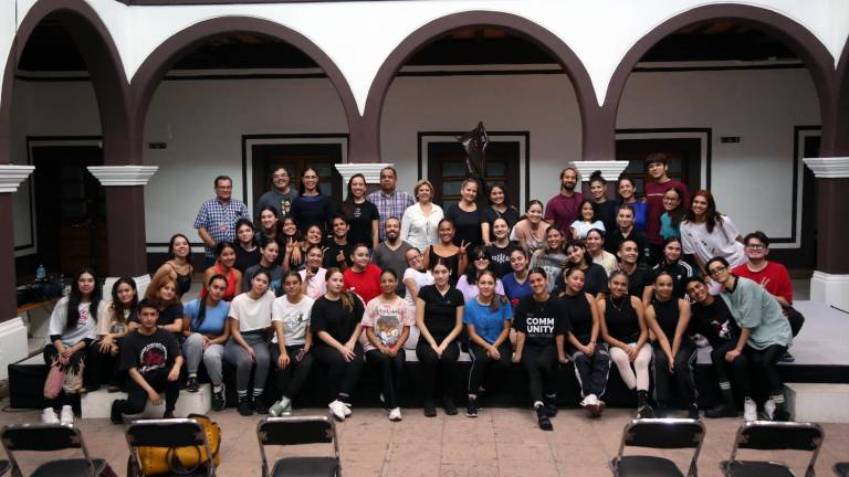 Alumnos de la Licenciatura en Danza y personal docente y administrativo de la Escuela Superior de Artes José Limón.
