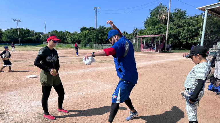 El ex ligamayorista Édgar González aplica toda su calidad y experiencia para apoyar a las preselecciones de softbol.