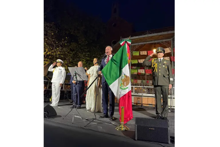 El Embajador Quirino Ordaz Coppel encabeza la ceremonia del Grito de Independencia en Madrid.
