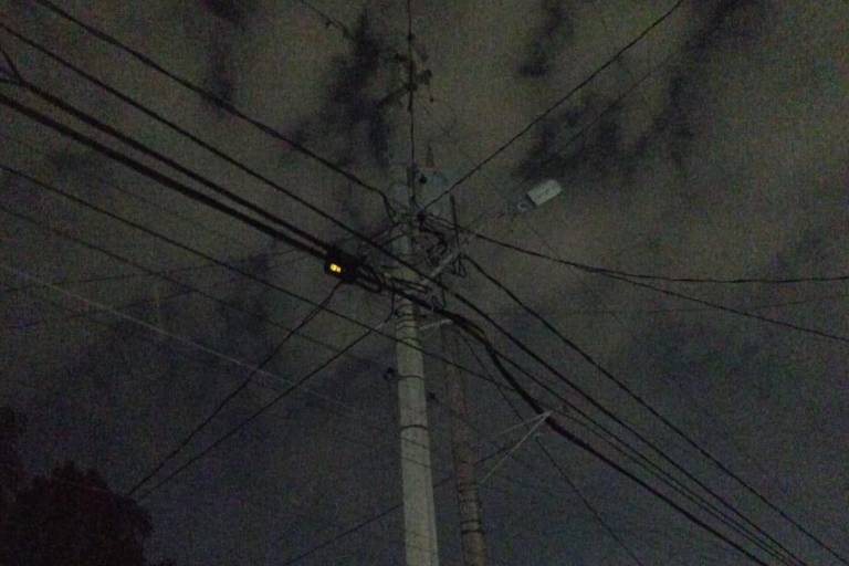 Reportan varias zonas de Mazatlán sin luz ni señal de Internet