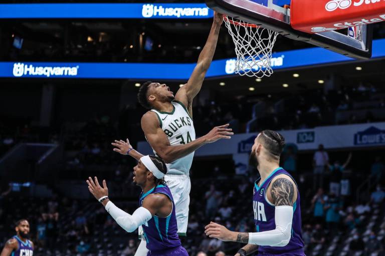 Con doble-doble de Giannis, Bucks evitan barrida de serie ante Hornets