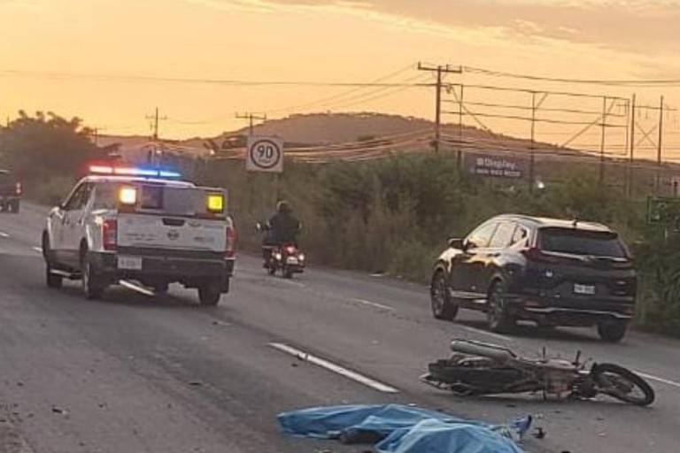 Pareja en motocicleta muere arrollada por un tráiler al sur de Mazatlán