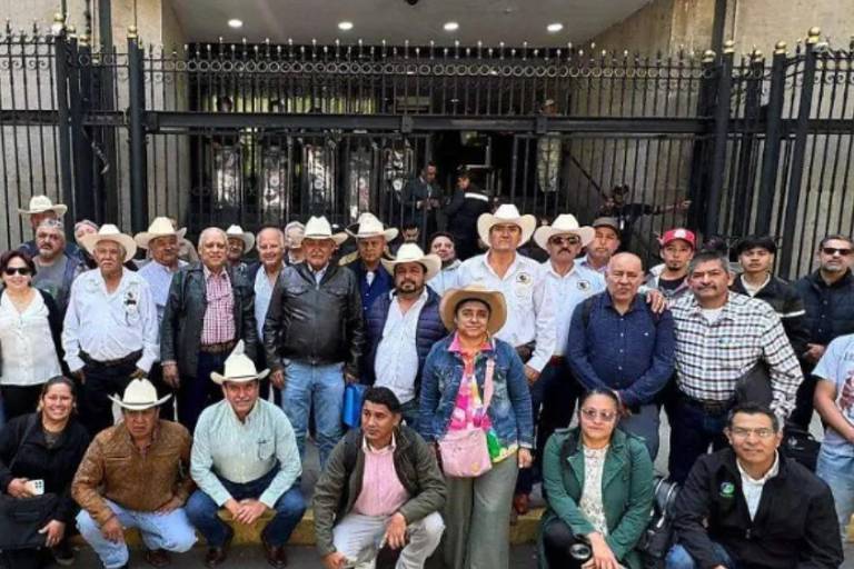 La medida de presión se deriva porque las autoridades federales no quisieron recibir a la comitiva de campesinos completa, se informó.