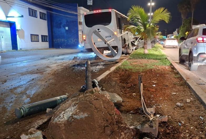 $!Se registra carambola entre camión urbano y dos autos en Mazatlán