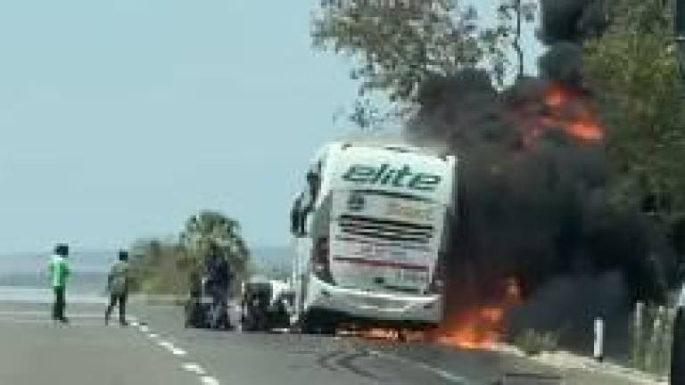 Camión de pasajeros incendiado al norte de Culiacán la tarde de este jueves.