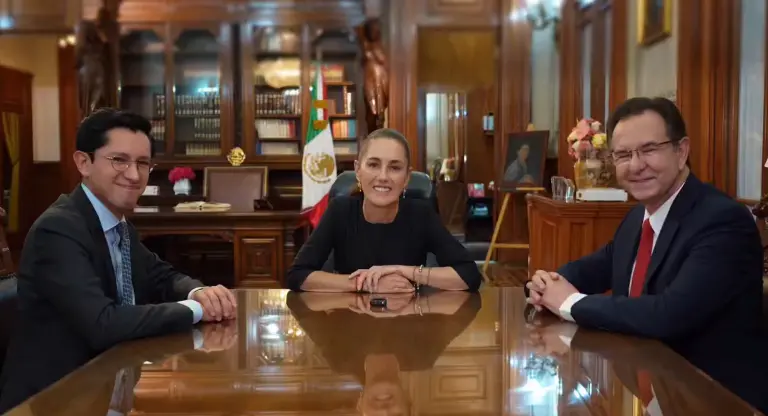 La Presidenta Claudia Sheinbaum Pardo con el Secretario de Relaciones Exteriores Roberto Velasco Álvarez y el Embajador de México en Estados Unidos, Esteban Moctezuma.