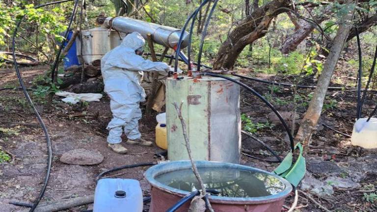El Ejército aseguró equipo y sustancias químicas en un laboratorio clandestino de Culiacán.