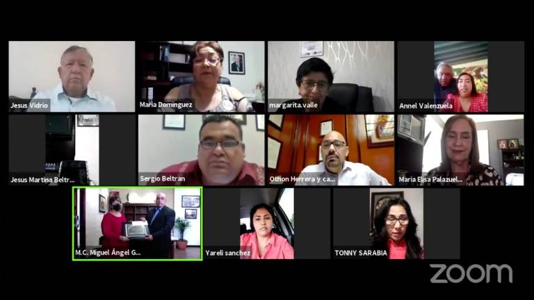 La galardonada recibió el premio de manos del Alcalde de Culiacán, Miguel Ángel González Cervantes.