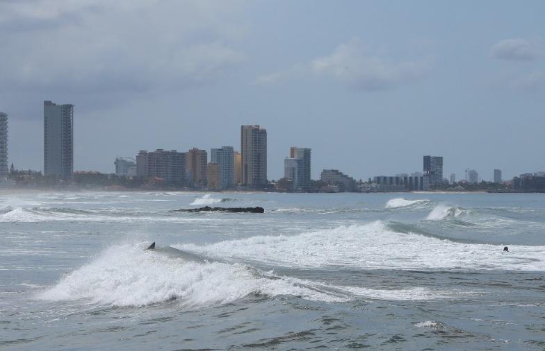 $!Aprovechan surfistas oleaje elevado en Playa Brujas, en Mazatlán