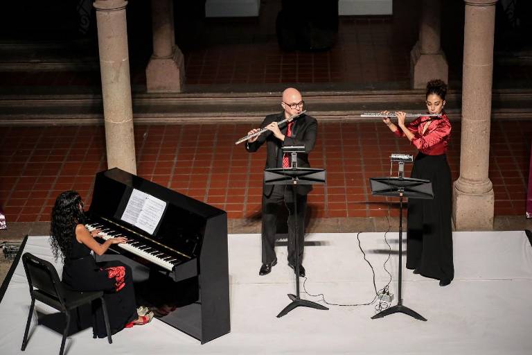 Se escucha el piano, las flautas y el fagot en el Masin