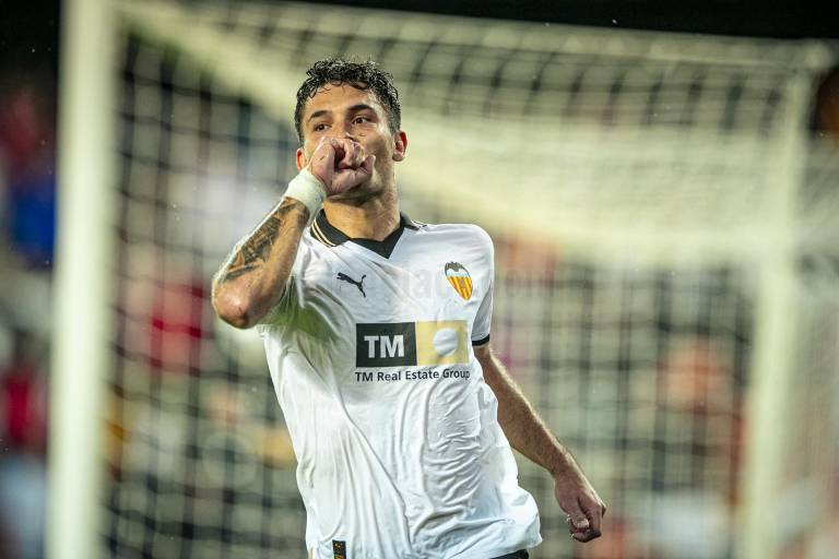 Valencia sale de su mal paso en España con triunfo ante el Cádiz