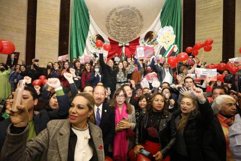 Diputados le cantan ‘Las Mañanitas’ a AMLO por su cumpleaños 68
