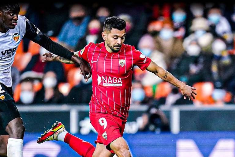 Tecatito Corona debuta en LaLiga en empate del Sevilla ante el Valencia