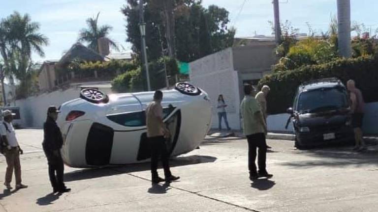 En Mazatlán chocan dos autos y uno termina volcado